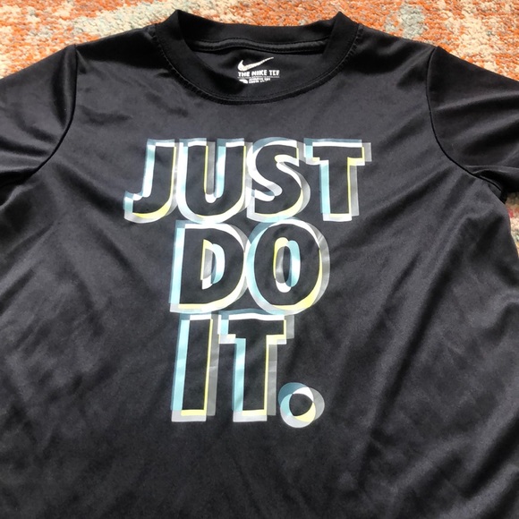Nike shirt - Picture 2 of 3